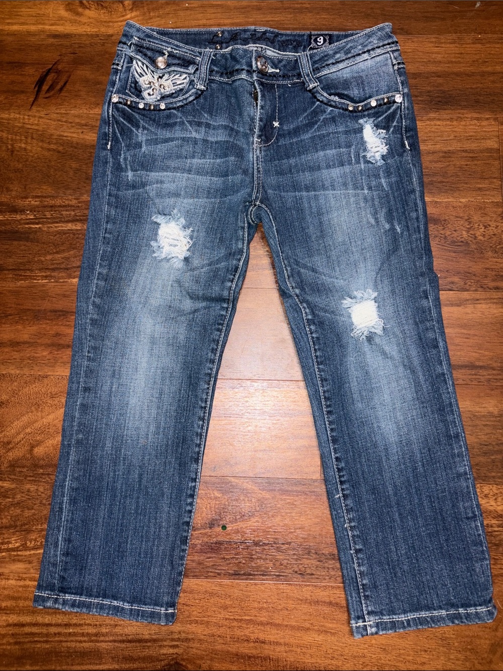 L.A. Idol USA Size 9 Distressed Dark Blue Capri Jeans with Studded Pockets